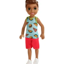 Barbie Club Chelsea Muñeco de playa, Con Playera de Snacks
