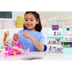 Barbie Fashion y Beauty Set de Tienda de Té con Muñeca y más de 20 Accesorios