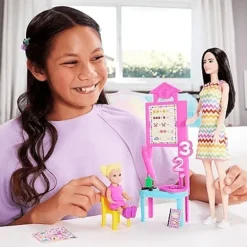 Barbie Profesiones Set Maestra Cabello Negro con Niña JCR71