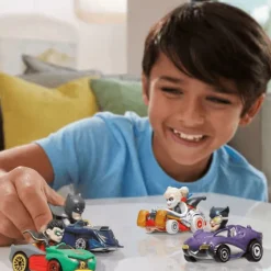 Hot Wheels RacerVerse DC Paquete con 4 Personajes HKD30